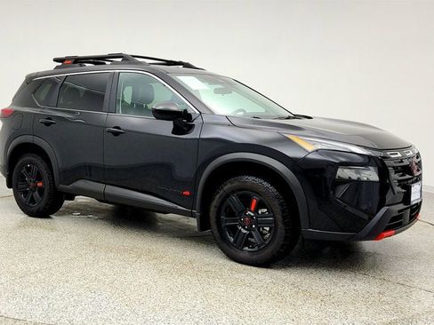 Used 2025 Nissan Rogue SV image 3