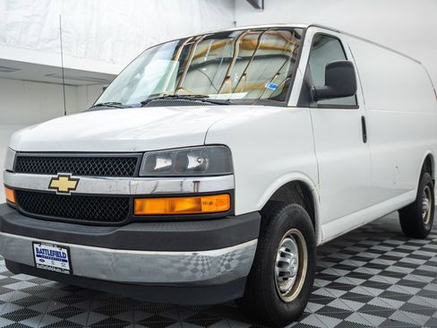 Used 2017 Chevrolet Express 3500 RWD image 3