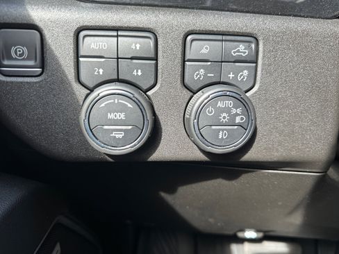 Used 2022 Chevrolet Silverado 1500 LTZ w/ LTZ Premium Package AWD/4WD image 18