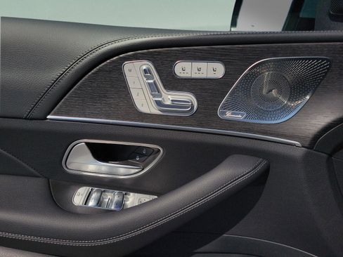 New 2026 Mercedes-Benz GLS 580 4MATIC image 16