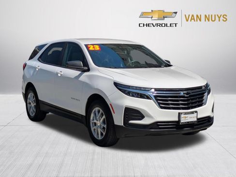 Certified 2023 Chevrolet Equinox LS w/ LS Convenience Package FWD image 3