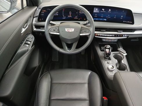 Used 2024 Cadillac XT4 Luxury w/ Cold Weather Package image 12