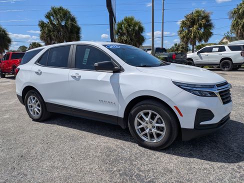 Used 2022 Chevrolet Equinox LS w/ LS Convenience Package FWD image 2