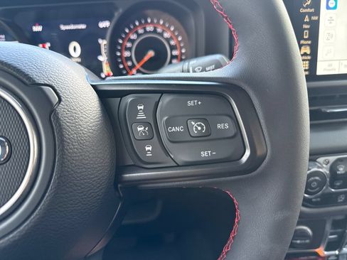 Used 2024 Jeep Gladiator Rubicon w/ Technology Group AWD/4WD image 17