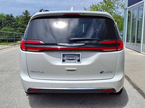 Used 2021 Chrysler Pacifica Limited w/ Uconnect Theater Family Group FWD image 4