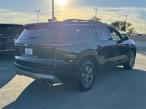 Used 2025 Chevrolet Traverse LT image 4