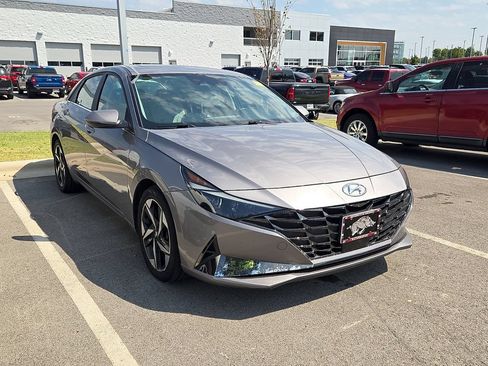 Used 2022 Hyundai Elantra Limited FWD image 4