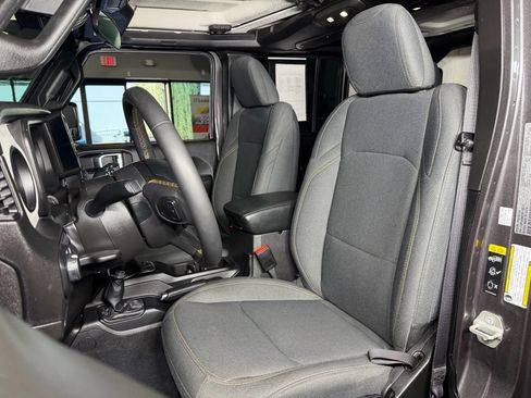 Used 2024 Jeep Wrangler Unlimited image 12