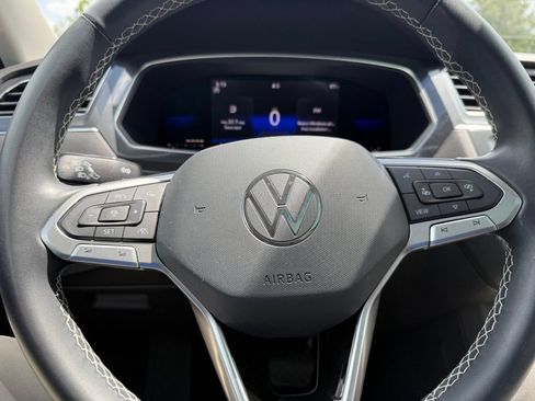 Certified 2022 Volkswagen Tiguan SE FWD image 21