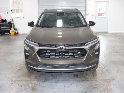 Used 2024 Chevrolet Trax ACTIV w/ Sunroof Package image 3