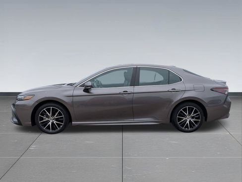 Used 2023 Toyota Camry SE w/ Cold Weather Package FWD image 3