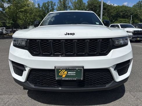 Used 2023 Jeep Grand Cherokee Altitude AWD/4WD image 2
