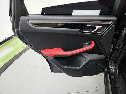 Used 2018 Porsche Macan S image 26