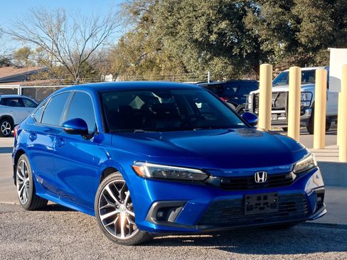 Used 2022 Honda Civic Touring image 2