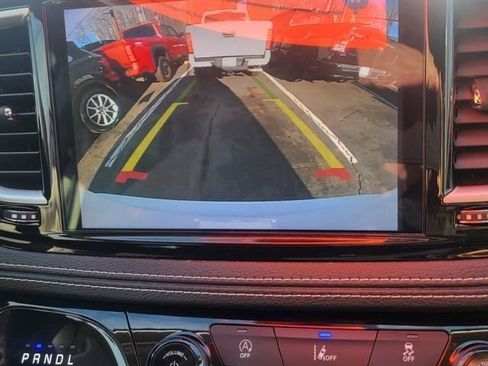 Used 2022 Chrysler Pacifica Touring-L image 39