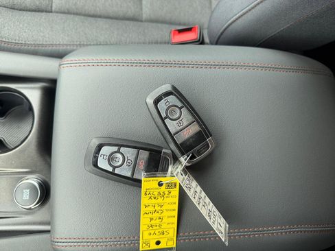 Used 2025 Ford Explorer Active AWD/4WD image 33