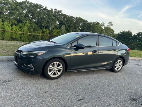 Used 2018 Chevrolet Cruze LT w/ Convenience Package FWD image 2