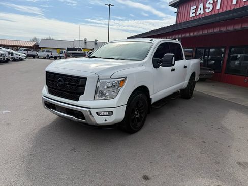 Used 2021 Nissan Titan SV w/ SV Convenience Package image 2