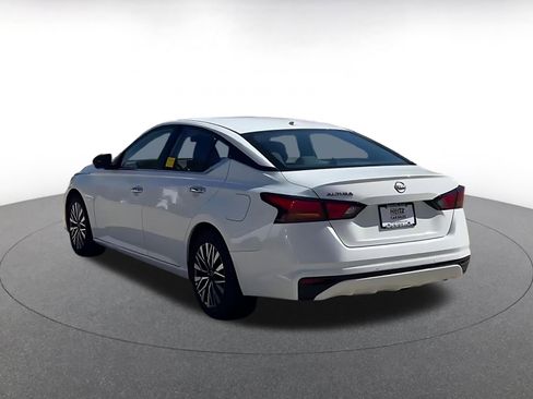 Used 2025 Nissan Altima 2.5 SV FWD image 11