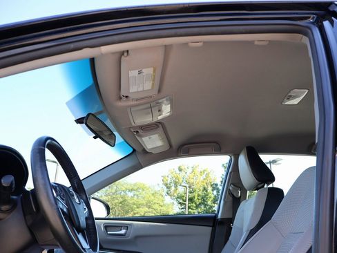 Used 2017 Toyota Camry SE image 28