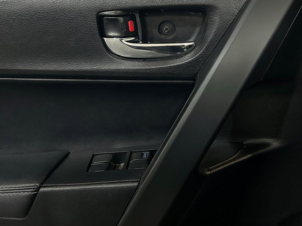 Used 2018 Toyota Corolla SE FWD image 12