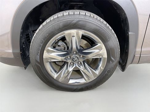 Used 2019 Toyota Highlander Limited Platinum AWD/4WD image 31