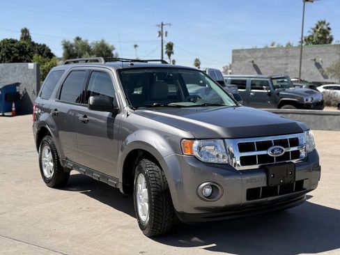 Used 2010 Ford Escape XLT image 3