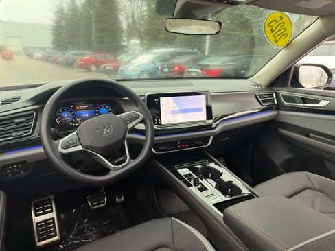 Used 2025 Volkswagen Atlas Peak Edition SE image 17