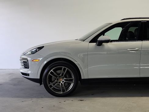 Used 2023 Porsche Cayenne AWD/4WD image 6