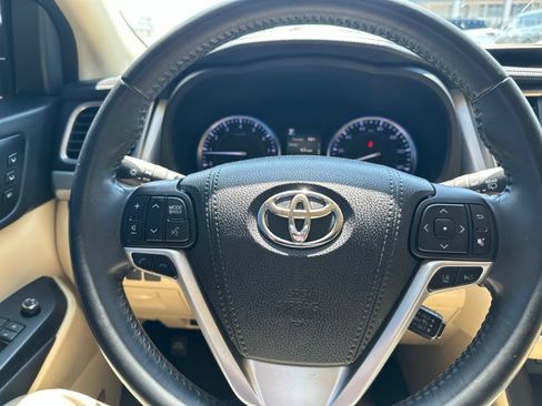 Used 2018 Toyota Highlander Limited FWD image 19