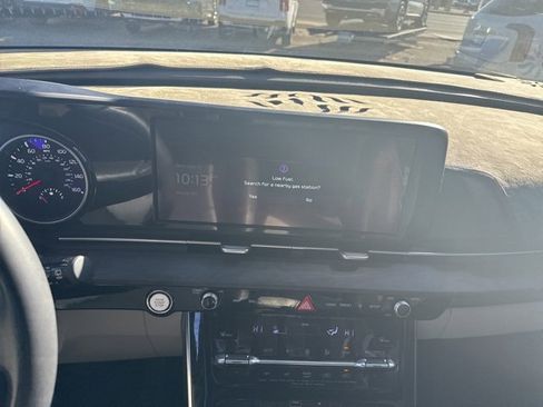 Used 2023 Kia Carnival EX image 22