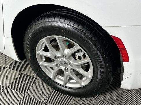 Certified 2024 Chrysler Pacifica Touring-L image 42