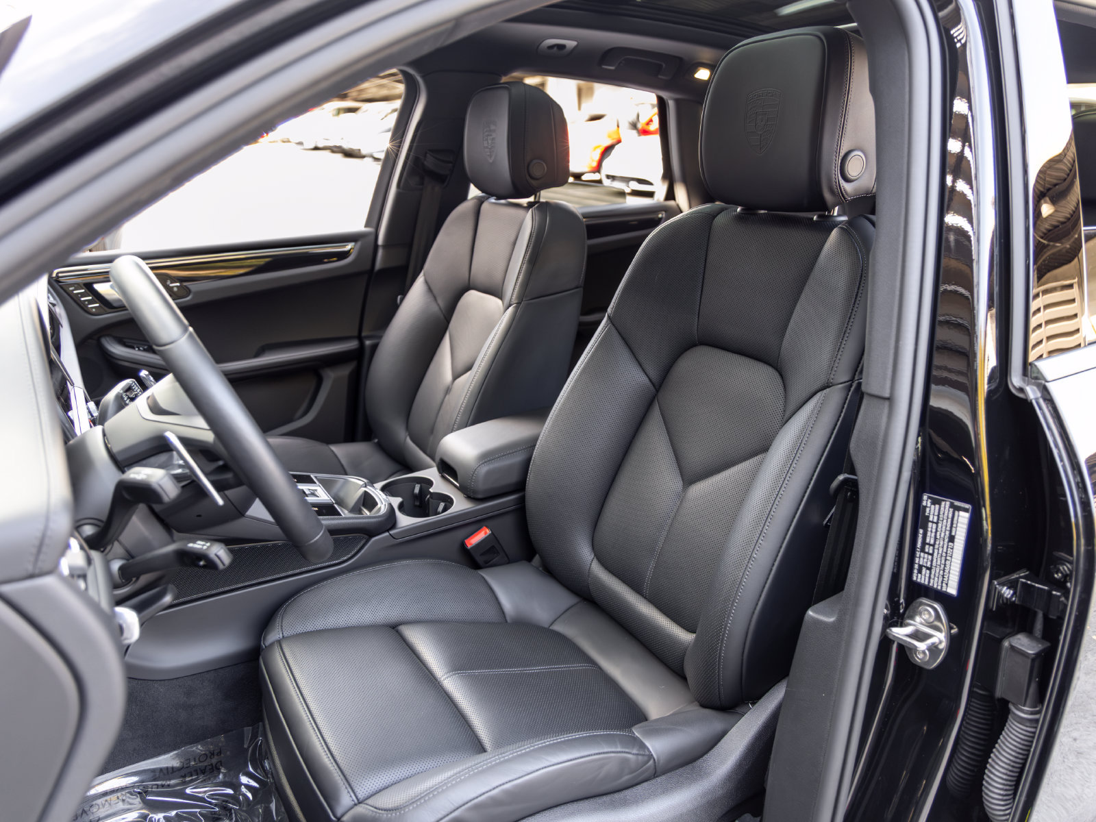 Certified 2025 Porsche Macan Turbo AWD/4WD image 5