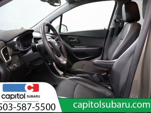 Used 2022 Chevrolet Trax LT w/ LT Convenience Package image 13