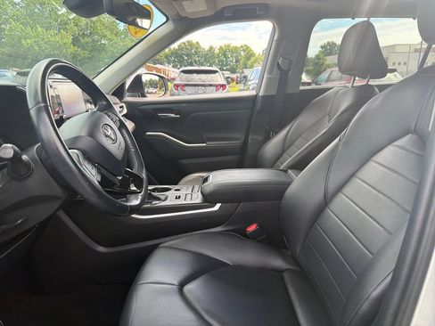 Used 2020 Toyota Highlander XLE AWD/4WD image 13