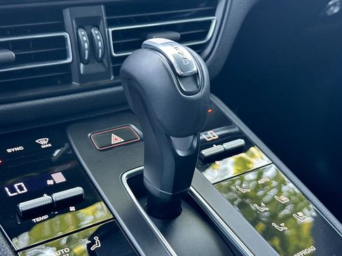 Certified 2025 Porsche Macan AWD/4WD image 24