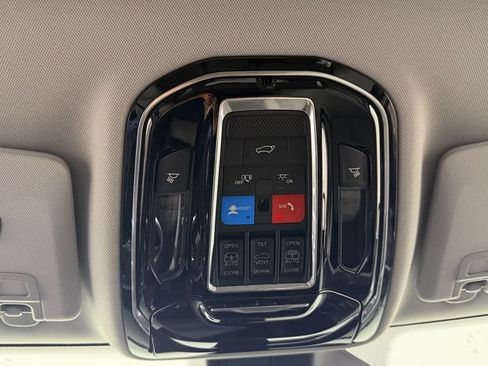 Used 2022 Jeep Grand Cherokee Overland w/ Luxury Tech Group IV AWD/4WD image 25