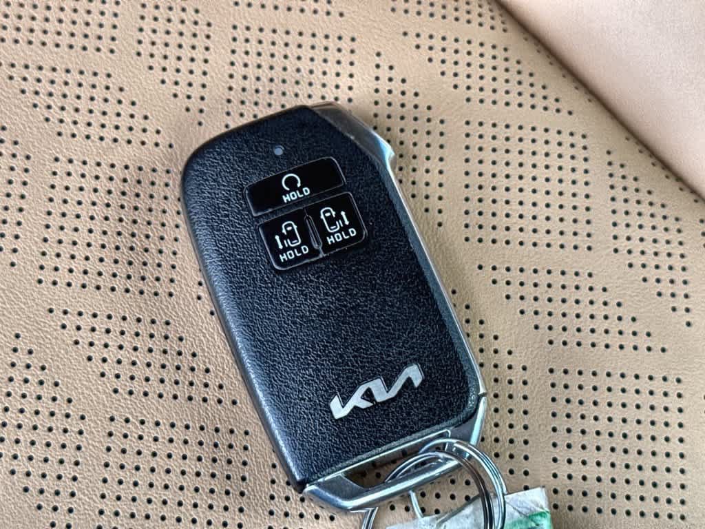 Used 2024 Kia Carnival EX FWD image 28