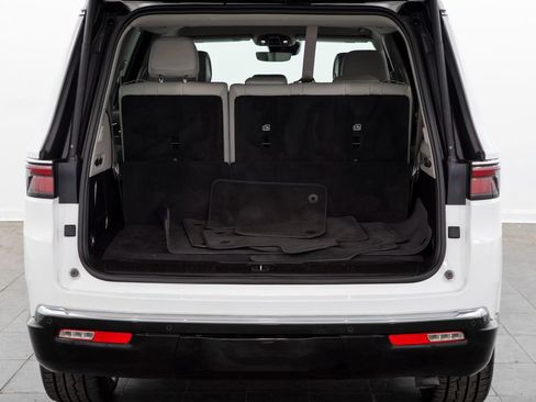 Used 2024 Jeep Wagoneer Series II w/ Flexible Seating Group RWD image 11