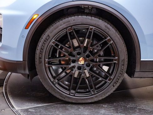 Certified 2025 Porsche Macan Electric image 10