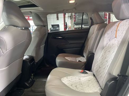 Used 2023 Toyota Highlander Bronze Edition AWD/4WD image 23