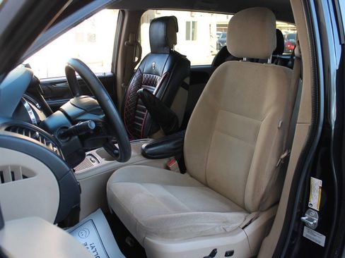 Used 2016 Dodge Grand Caravan SXT FWD image 18