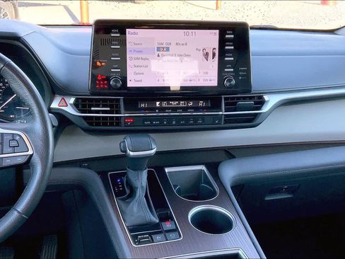 Used 2024 Toyota Sienna XLE image 7