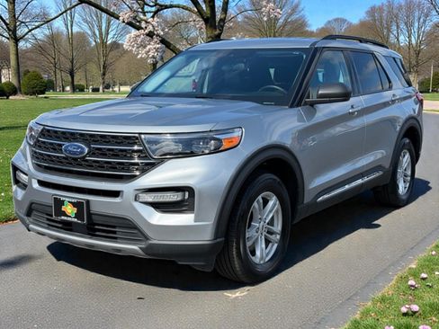 Used 2023 Ford Explorer XLT w/ Equipment Group 202A AWD/4WD image 4