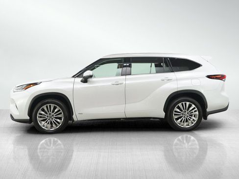 Used 2025 Toyota Highlander Platinum AWD/4WD image 2