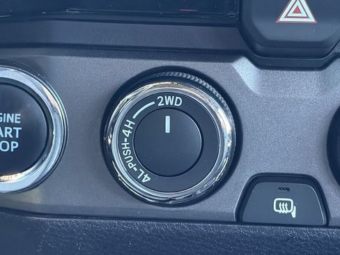 Used 2018 Toyota Tacoma TRD Sport AWD/4WD image 32