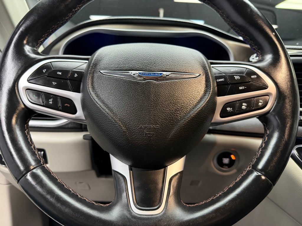 Used 2018 Chrysler Pacifica Touring-L Plus w/ Advanced Safetytec Group FWD image 22