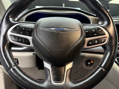 Used 2018 Chrysler Pacifica Touring-L Plus w/ Advanced Safetytec Group FWD image 22