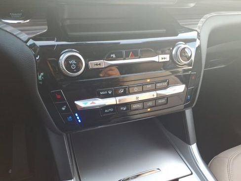 Used 2024 Ford Explorer Limited AWD/4WD image 18