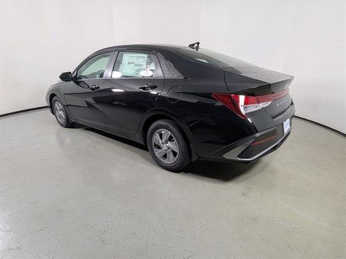 Certified 2025 Hyundai Elantra SE image 5